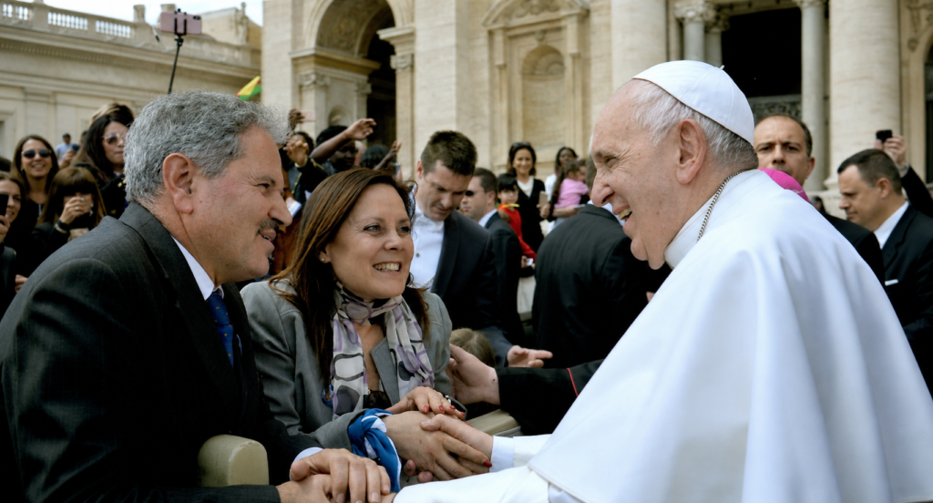 Papa Francesco con i fondatori dell’Associazione Kairós