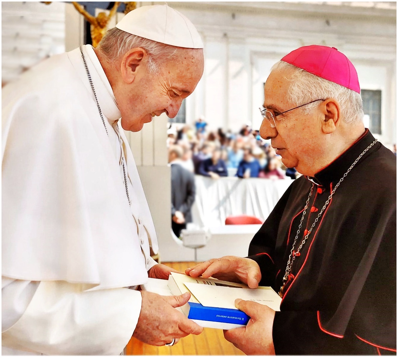 Papa Francesco con monsignor Cantafora e i rappresentanti dell’Associazione Kairós